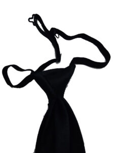 Cravatta anti-strangolamento adatta per la sorveglianza allacciata dietro con un gancio. Articolo cucito a mano, colore blu o nera. Lunghezza dal nodo 49 cm